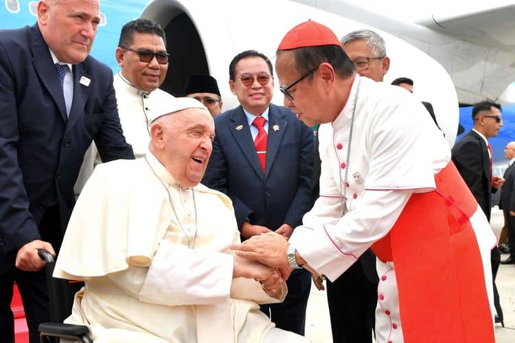 Imam Besar Masjid Istiqlal Nasaruddin Umar mencium kening Paus Fransiskus usai kunjungan Paus Fransiskus ke Masjid Istiqlal pada Kamis (5/9/2024). Pertemuan ini menjadi salah satu bagian dari perjalanan Apostolik Paus Fransiskus, diakhiri dengan misa akbar di Gelora Bung Karno.